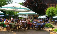Biergarten im Sommer - Gaeste