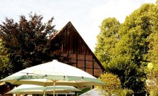 Biergarten im Sommer - Weitwinkel